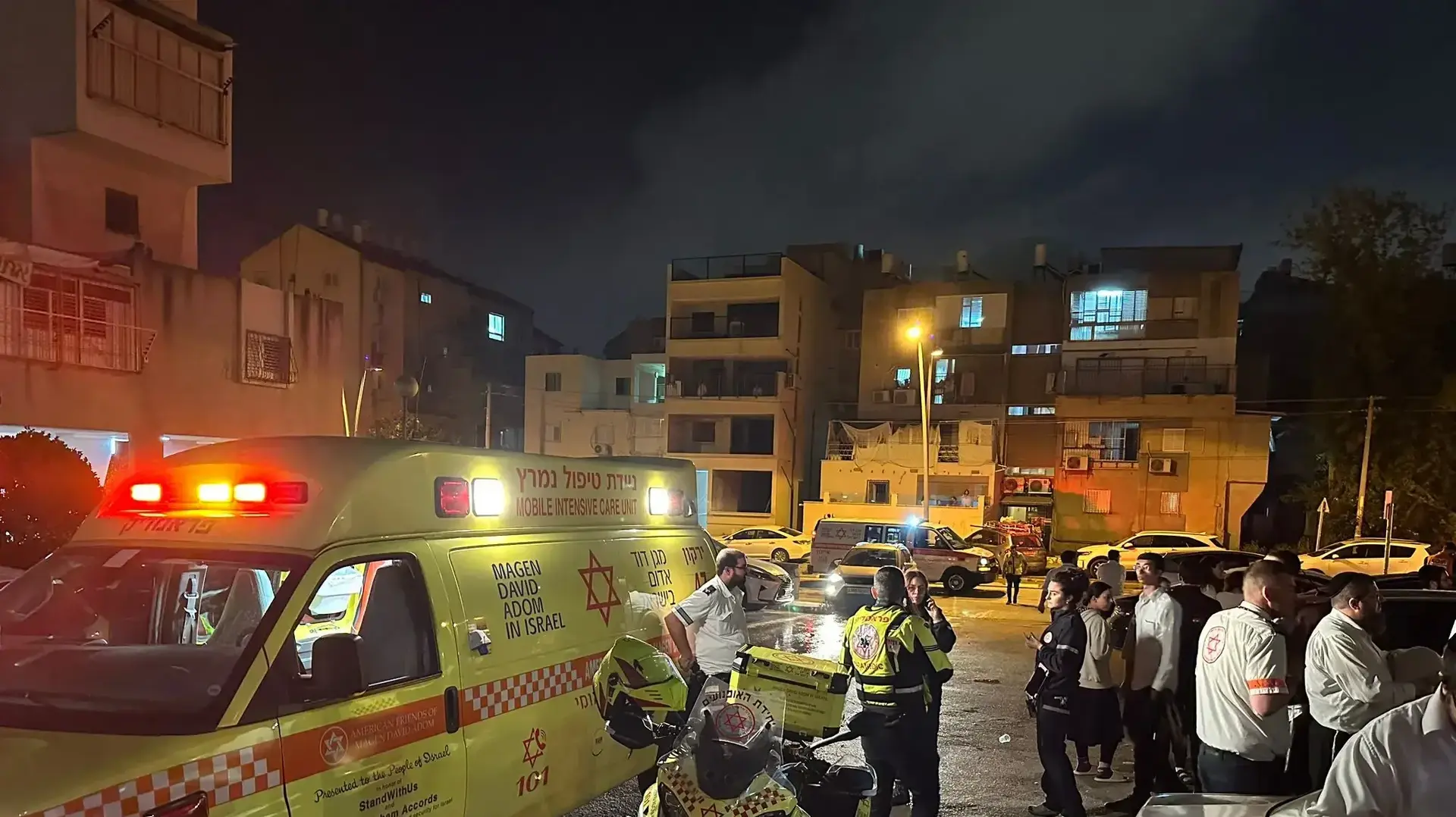 כוחות מד"א בשריפה בבני ברק, 15 באפריל 2024 כוחות מד"א בשריפה בבני ברק, 15 באפריל 2024