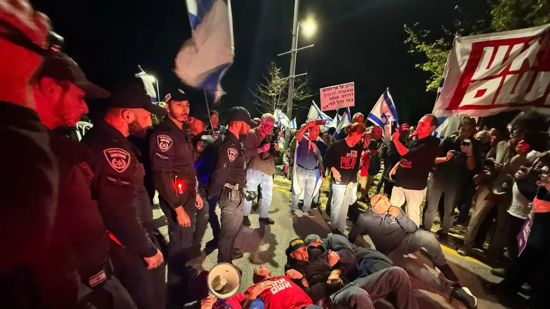 מפגינים שוכבים על הכביש בהפגנה בקיסריה מפגינים שוכבים על הכביש בהפגנה בקיסריה