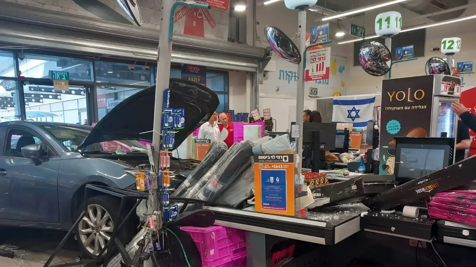רכב שנכנס לסופר רמי לוי רכב שנכנס לסופר רמי לוי
