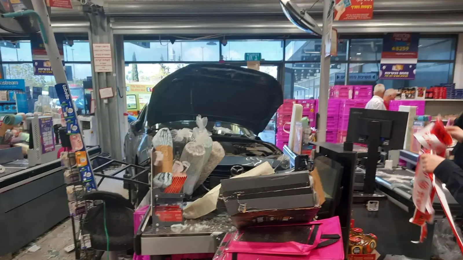 רכב שנכנס לסופר רמי לוי רכב שנכנס לסופר רמי לוי