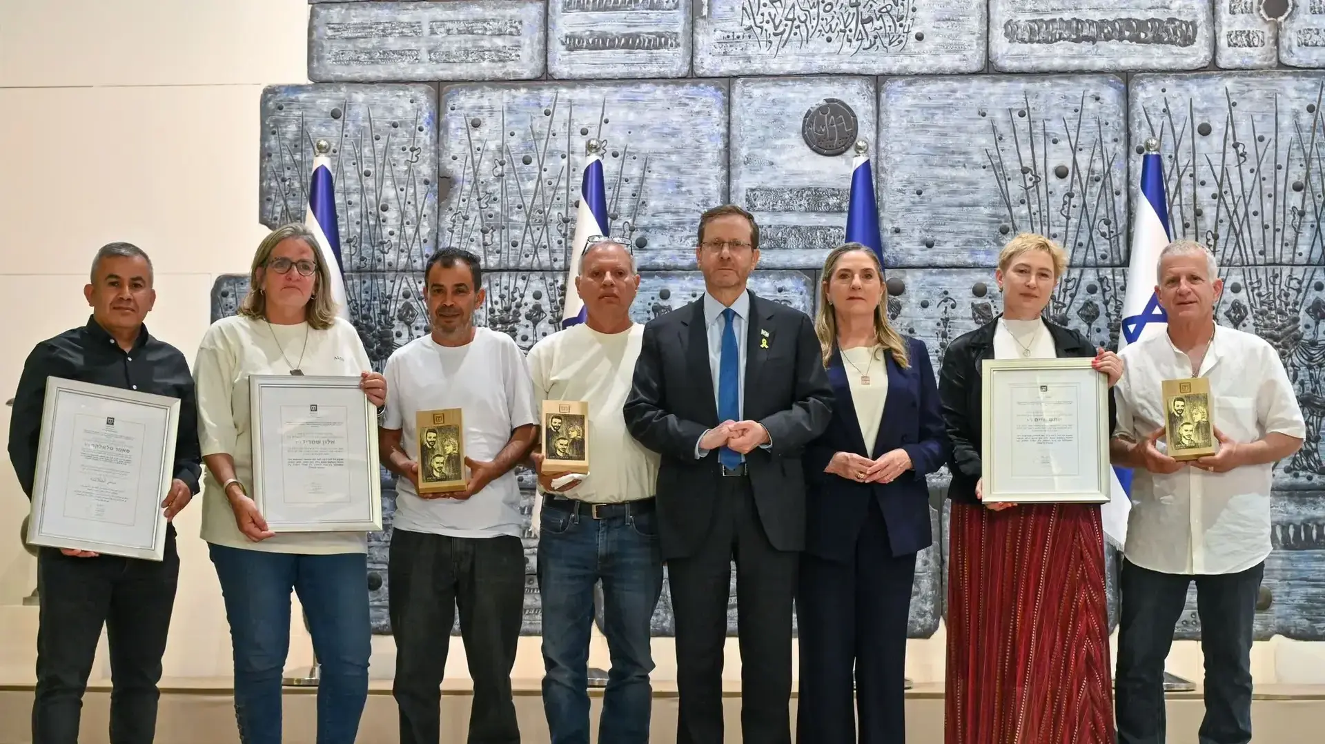 הוריהם של שלושת החטופים שנורו בשוגג עם נשיא המדינה -יצחק הרצוג בטקס הוקרת החטופים שנורו בשוגג: "סיפור של גבורה עילאית" הוריהם של שלושת החטופים שנורו בשוגג עם נשיא המדינה -יצחק הרצוג בטקס הוקרת החטופים שנורו בשוגג: "סיפור של גבורה עילאית"