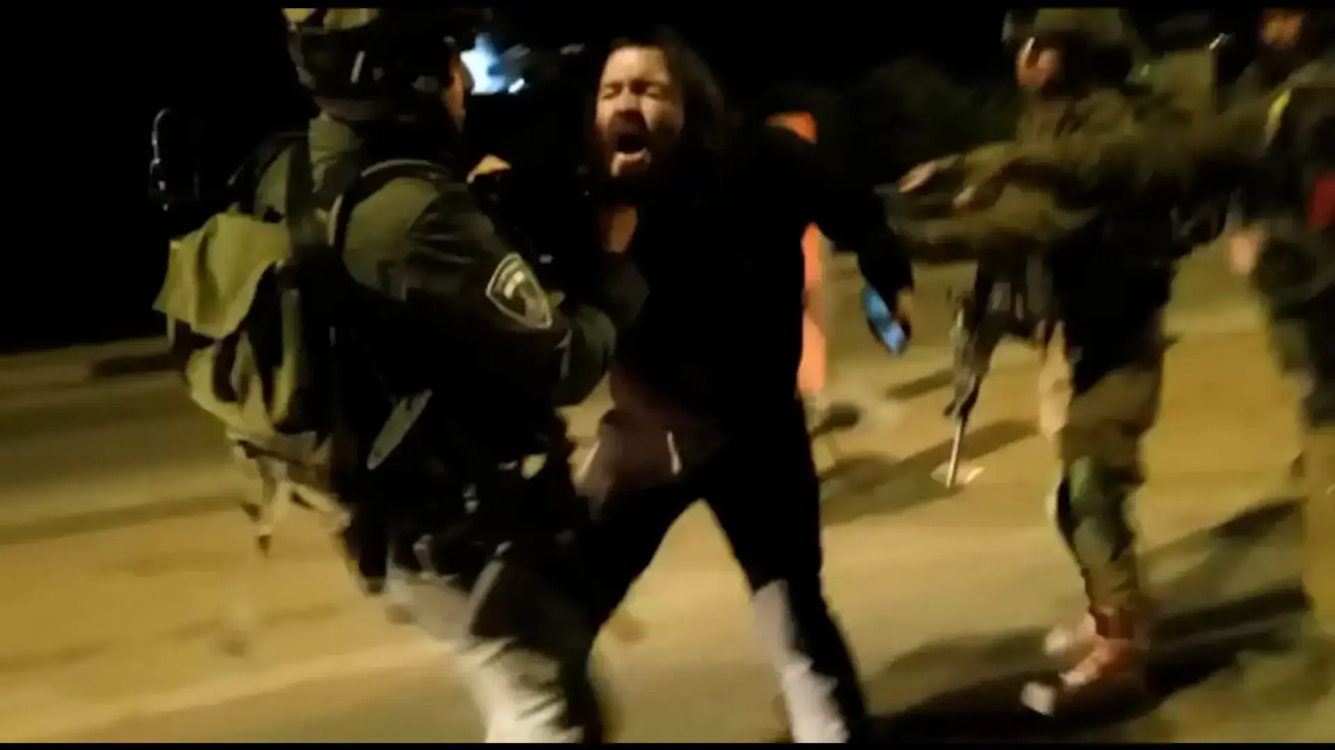 תקיפת אזרח על ידי שוטרים בצומת יצהר בשומרון