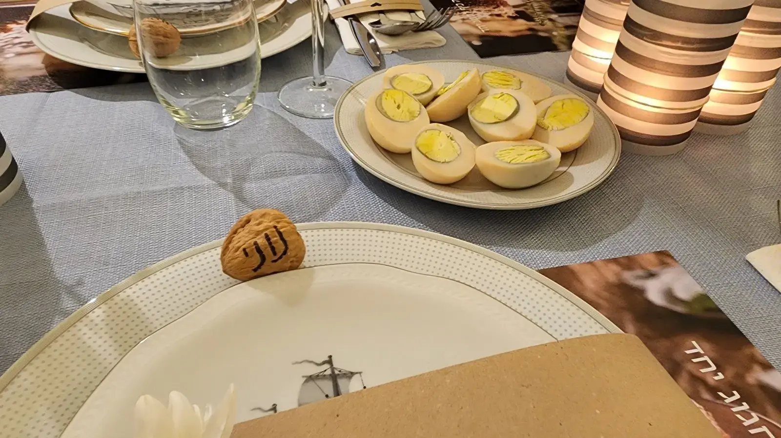 שולחן החג של משפחת שי, בלי סמ"ר ירון שי, שנפל ב-7 באוקטובר. שולחן החג של משפחת שי, בלי סמ"ר ירון שי, שנפל ב-7 באוקטובר.