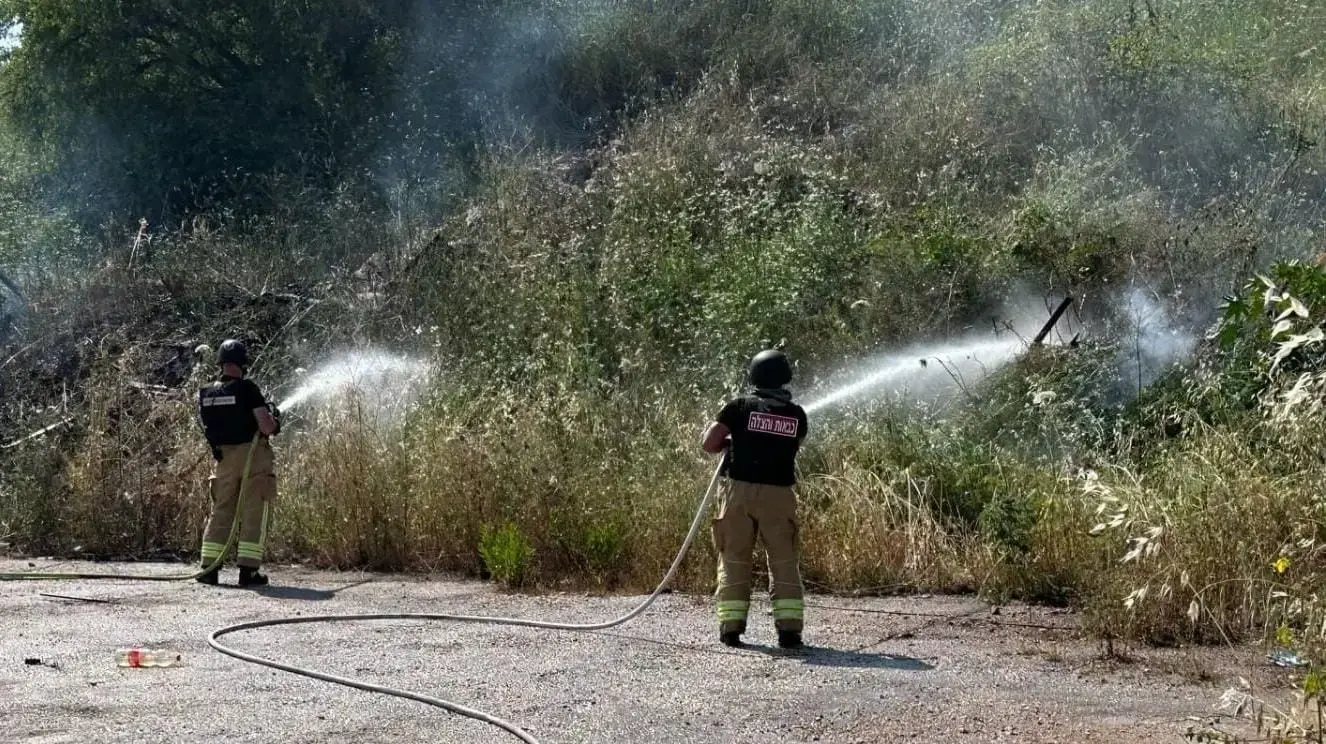 לוחמי-האש מתחנת גליל-גולן פועלים לכיבוי שריפה כתוצאה מנפילת כטב"מ בגליל העליון
16 באפריל 2024 לוחמי-האש מתחנת גליל-גולן פועלים לכיבוי שריפה כתוצאה מנפילת כטב"מ בגליל העליון
16 באפריל 2024