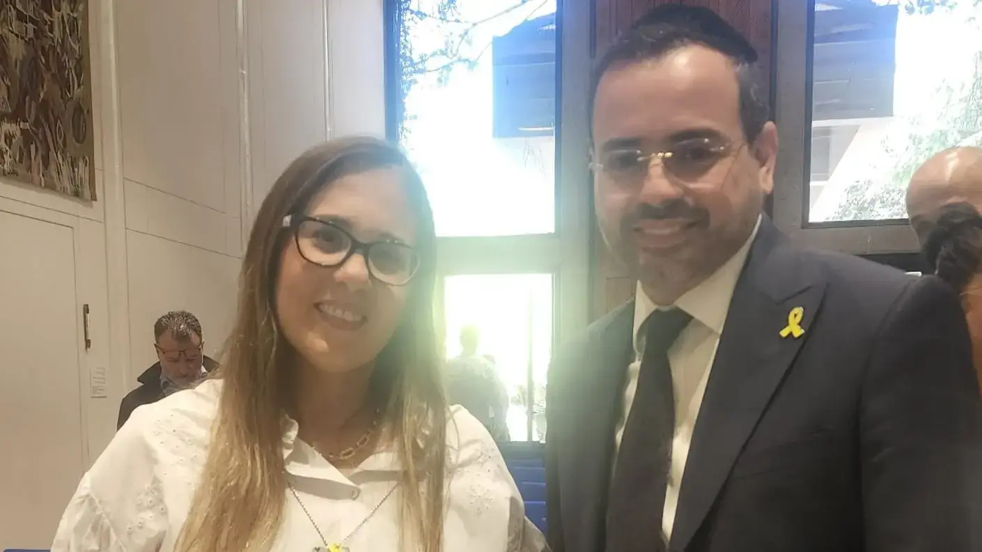 שר הבריאות אוריאל בוסו מעניק אות הוקרה לאחות נילי מרגלית ששוחררה משבי חמאס, 16 באפריל 2024 