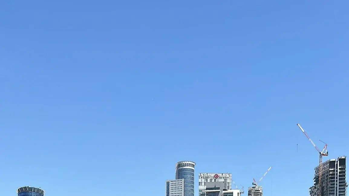 כתובת גרפיטי לשחרור החטופים כוסתה בפרסומות של הרכבת הקלה 17 באפריל 2024 כתובת גרפיטי לשחרור החטופים כוסתה בפרסומות של הרכבת הקלה 17 באפריל 2024