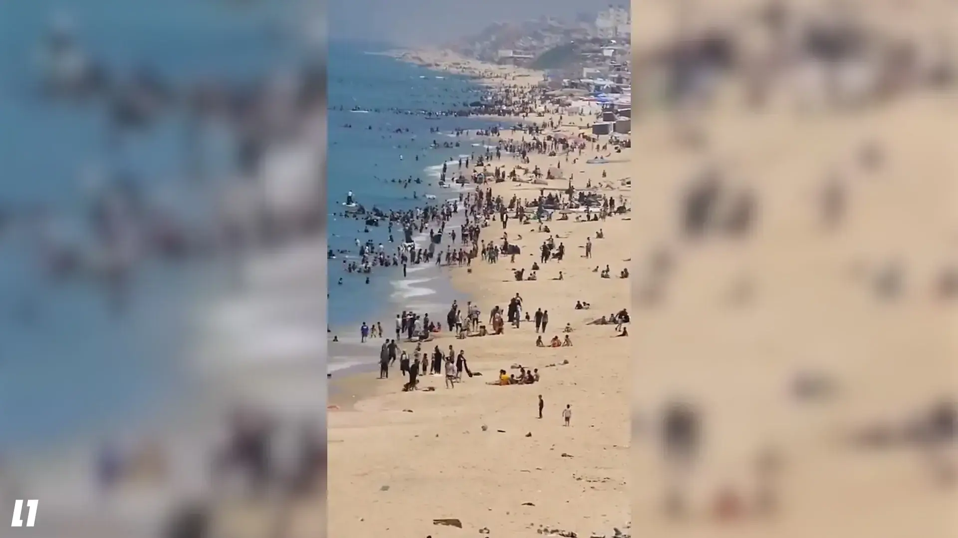 אזרחי רצועת עזה רוחצים בחוף הים דיר אל בלח