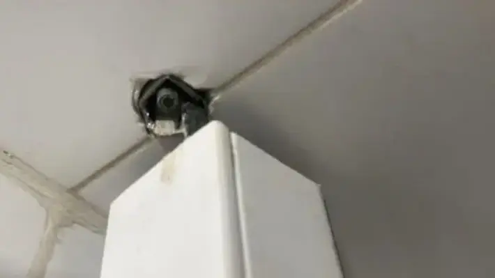 מצלמה נסתרת שאותרה בשירותים במכללה האקדמית תל אביב יפו מצלמה נסתרת שאותרה בשירותים במכללה האקדמית תל אביב יפו