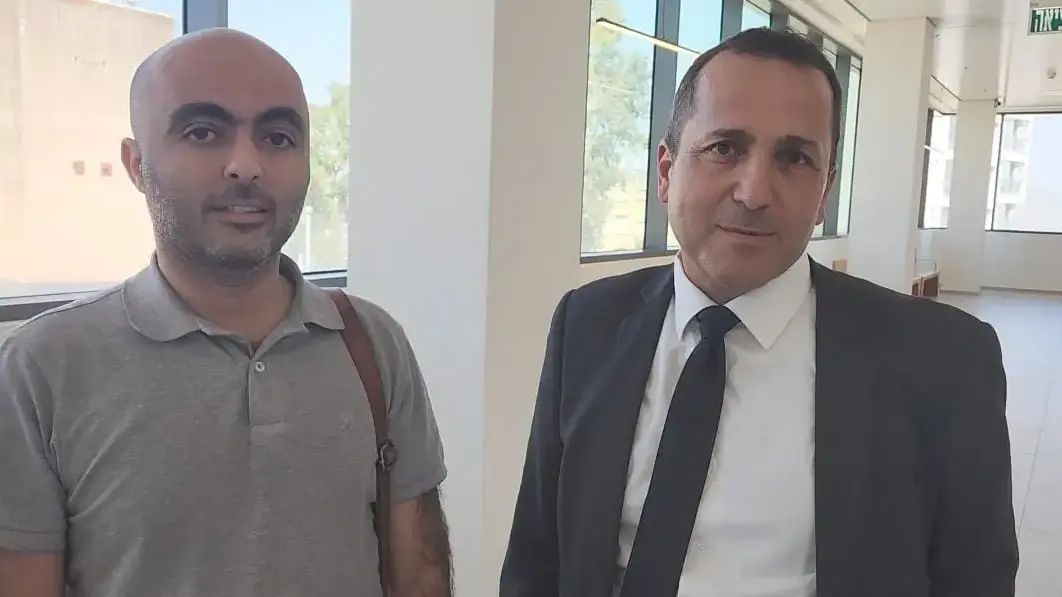 מימין עו"ד אפי דמרי ולידו אליהו יוסיאן מימין עו"ד אפי דמרי ולידו אליהו יוסיאן