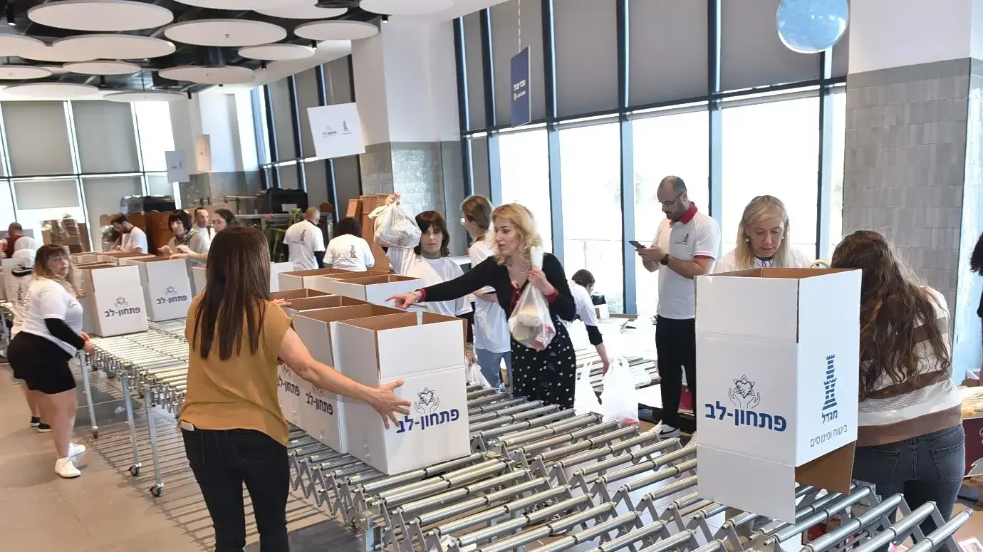 עובדי מגדל ומתנדבי פתחון לב. עובדי מגדל ומתנדבי פתחון לב.