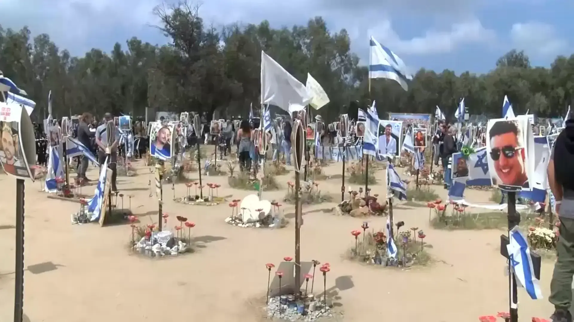 "מרגישים פה חיבור חזק אליה"; משפחות נרצחי הנובה הגיעו לנקות את הזירה בה איבדו את יקיריהם