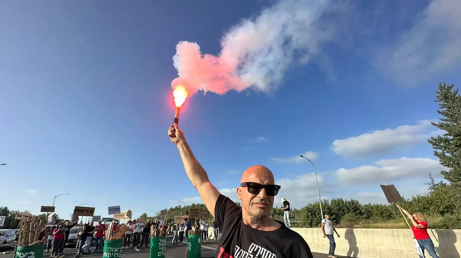 הפגנת משפחות החטופים על כביש 1 לקראת פסח, 19 באפריל 2024 הפגנת משפחות החטופים על כביש 1 לקראת פסח, 19 באפריל 2024