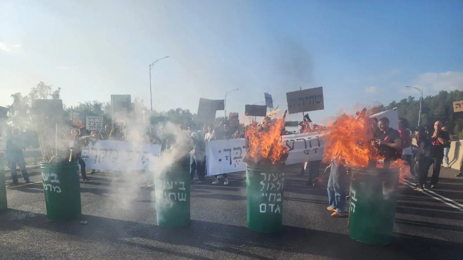 הפגנת משפחות החטופים על כביש 1 לקראת פסח, 19 באפריל 2024 הפגנת משפחות החטופים על כביש 1 לקראת פסח, 19 באפריל 2024