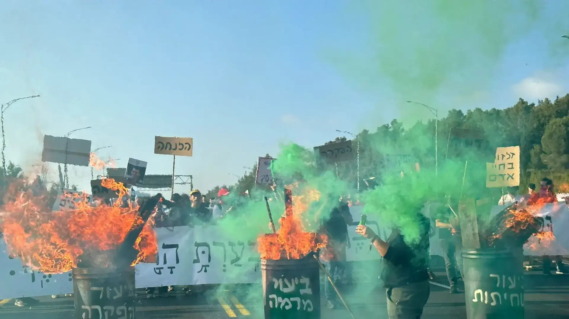 הפגנת משפחות החטופים על כביש 1 לקראת פסח, 19 באפריל 2024 הפגנת משפחות החטופים על כביש 1 לקראת פסח, 19 באפריל 2024