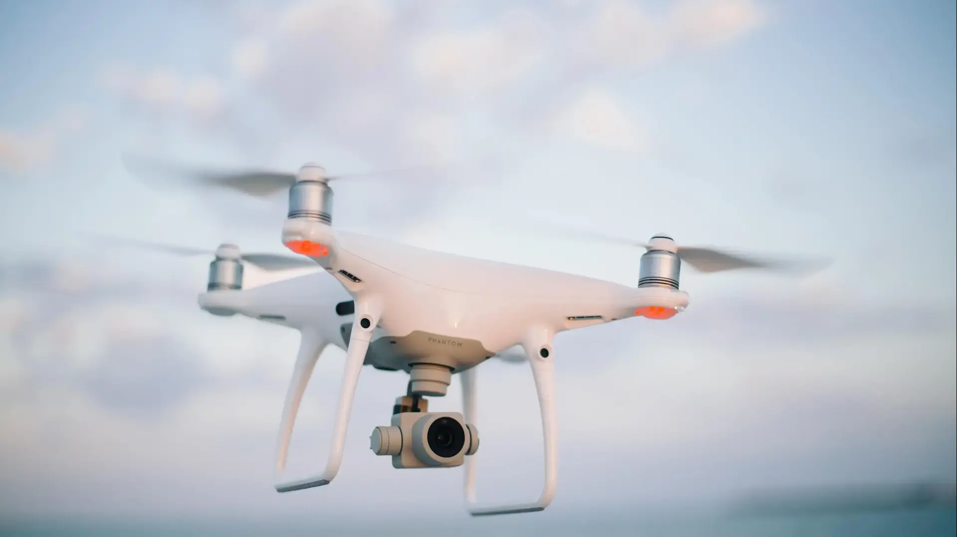 קוודקופטר של חברת DJI מסדרת "phantom" הכולל מצלמה קוודקופטר של חברת DJI מסדרת "phantom" הכולל מצלמה