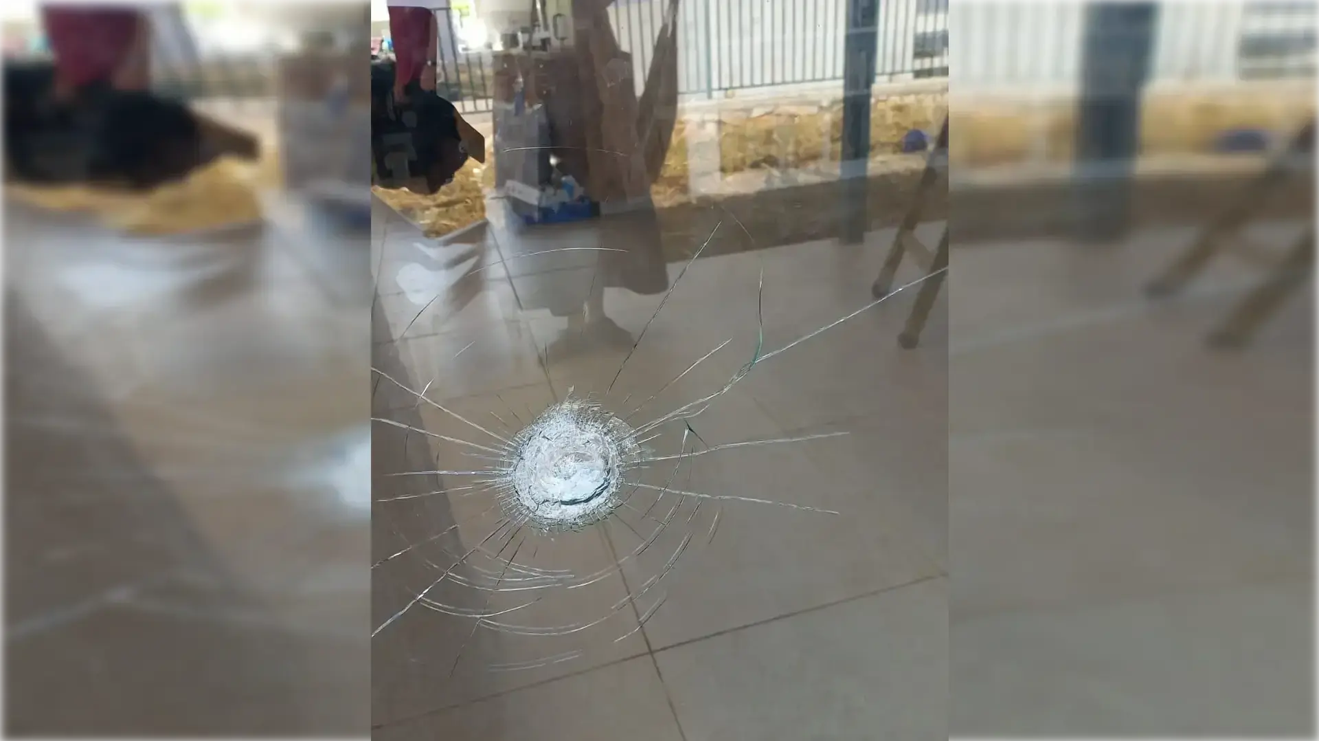 פגיעת ירי פלסטיני בחלון בית בקיבוץ מירב שבגלבוע, 21 באפריל 2024
