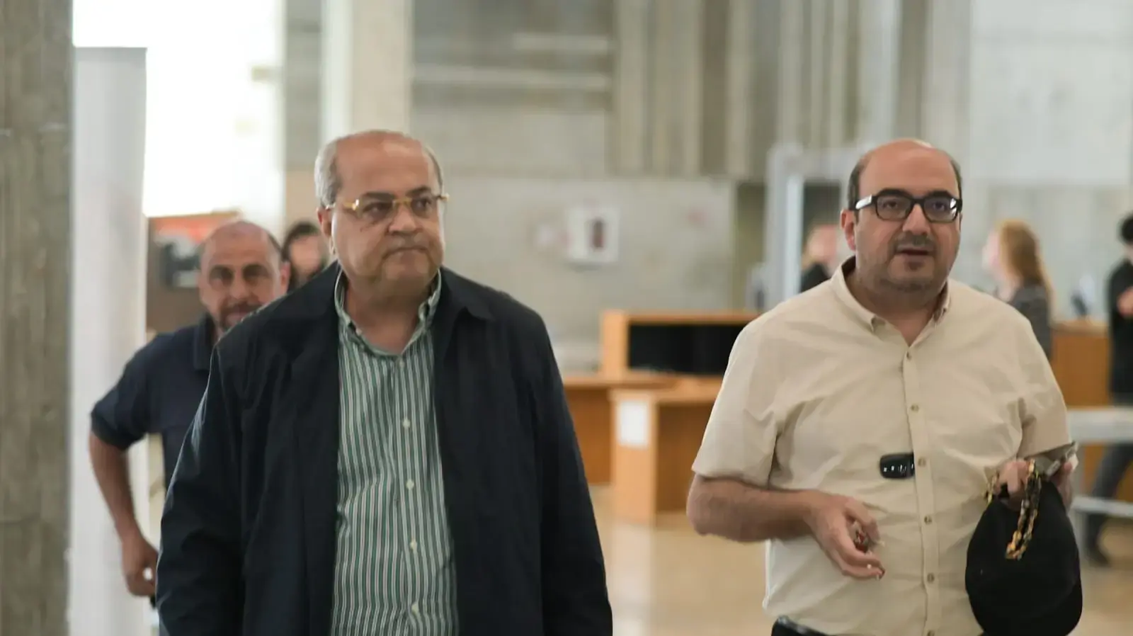 אחמד טיבי וסמי אבו שחאדה בדיון הארכת מעצר לשוטר שירה ביעקוב טוחי, בימ"ש השלום תל אביב, 21 באפריל 2024 אחמד טיבי וסמי אבו שחאדה בדיון הארכת מעצר לשוטר שירה ביעקוב טוחי, בימ"ש השלום תל אביב, 21 באפריל 2024