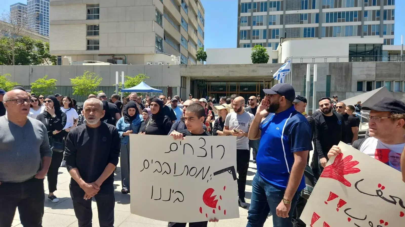 בני משפחה מוחים מחוץ לדיון הארכת מעצר לשוטר שירה למוות ביעקוב טוחי, בימ"ש השלום תל אביב, 21 באפריל 2024