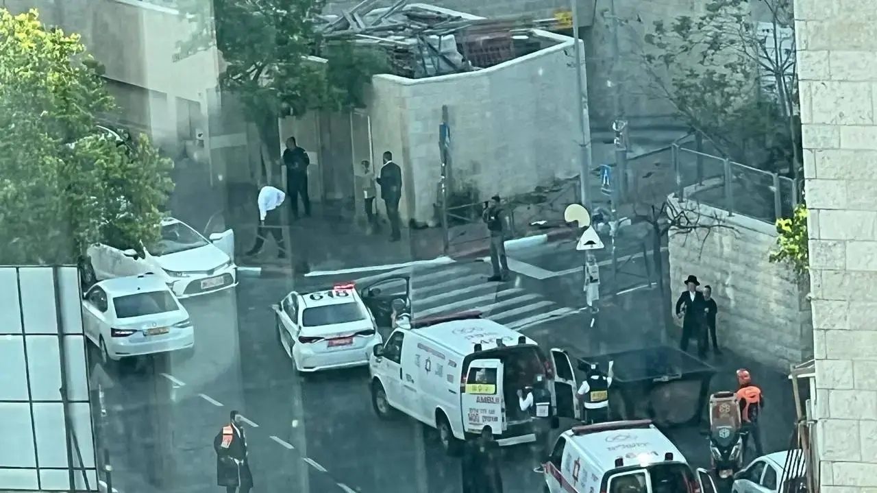 חשד לפיגוע דריסה בירושלים: שני הולכי רגלי נפגעו מאותו רכב בשתי זירות שונות
חשד לפיגוע דריסה בירושלים: שני הולכי רגלי נפגעו מאותו רכב בשתי זירות שונות