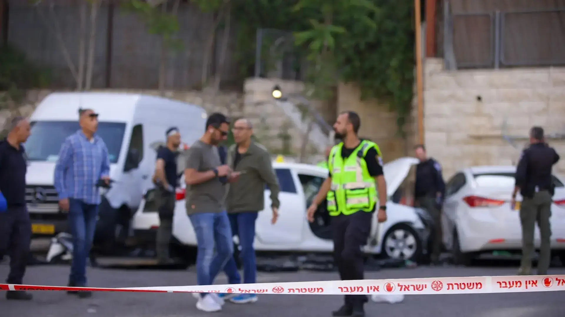 פיגוע דריסה בירושלים: שני הולכי רגלי נפגעו מאותו רכב בשתי זירות שונות 22 בארפיל 2024 פיגוע דריסה בירושלים: שני הולכי רגלי נפגעו מאותו רכב בשתי זירות שונות 22 בארפיל 2024