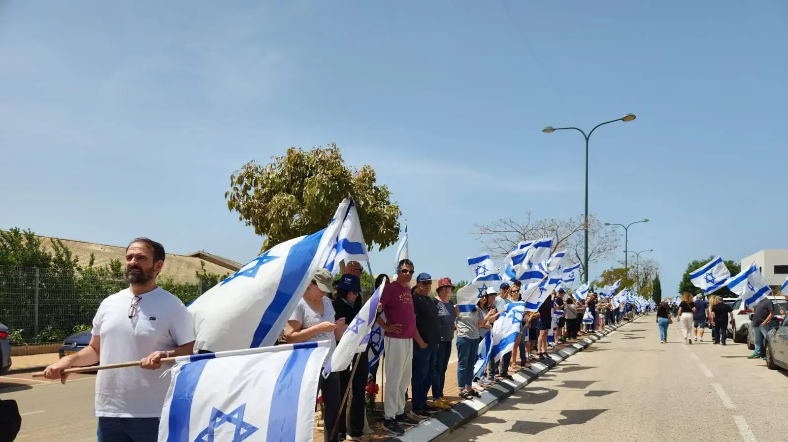 רס"ן (במיל') דור זימל (27) מאבן יהודה, שנפטר מפצעיו לאחר שנפגע מכטב"ם נפץ מובא למנוחות בחלקה הצבאית בבית העלמין באבן יהודה 22 באפריל 2024 רס"ן (במיל') דור זימל (27) מאבן יהודה, שנפטר מפצעיו לאחר שנפגע מכטב"ם נפץ מובא למנוחות בחלקה הצבאית בבית העלמין באבן יהודה 22 באפריל 2024