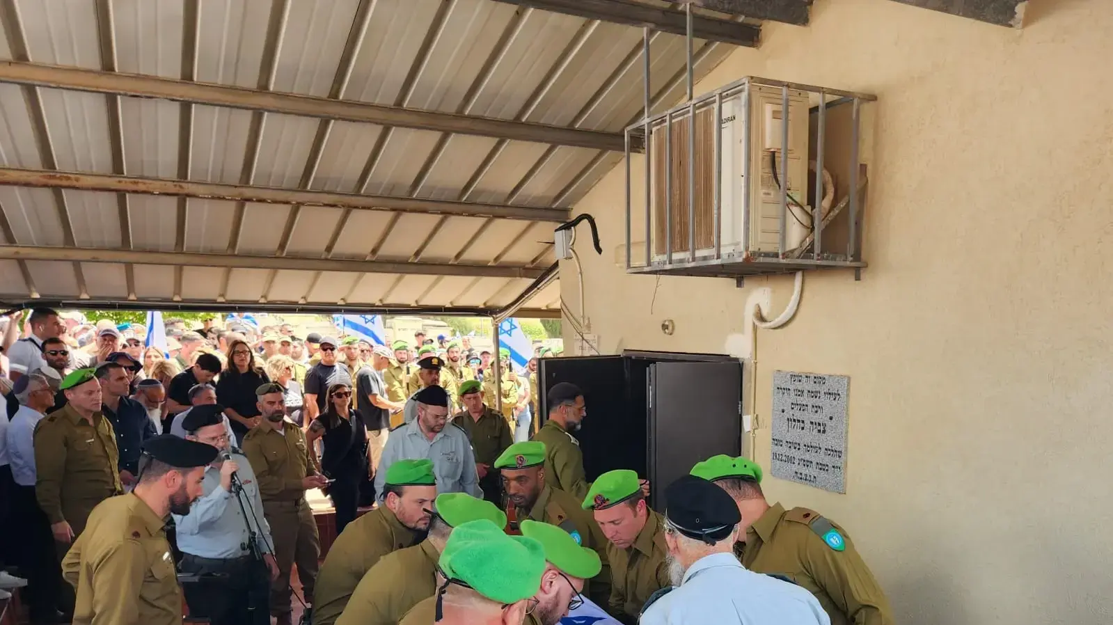 רס"ן (במיל') דור זימל (27) מאבן יהודה, שנפטר מפצעיו לאחר שנפגע מכטב"ם נפץ מובא למנוחות בחלקה הצבאית בבית העלמין באבן יהודה 22 באפריל 2024 רס"ן (במיל') דור זימל (27) מאבן יהודה, שנפטר מפצעיו לאחר שנפגע מכטב"ם נפץ מובא למנוחות בחלקה הצבאית בבית העלמין באבן יהודה 22 באפריל 2024