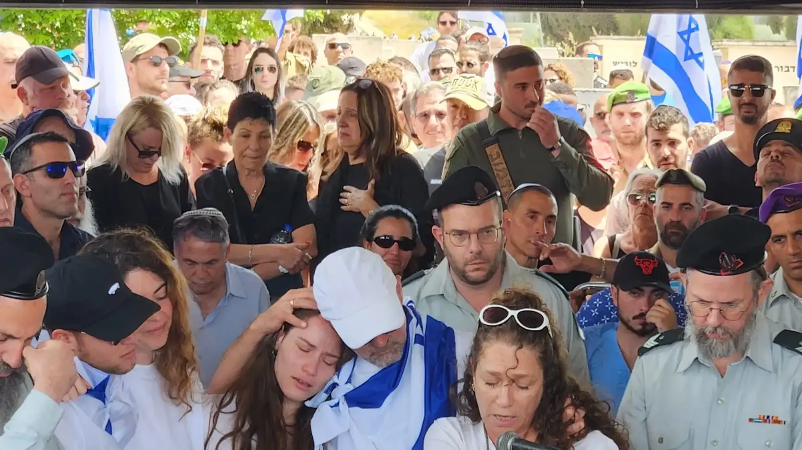 רס"ן (במיל') דור זימל (27) מאבן יהודה, שנפטר מפצעיו לאחר שנפגע מכטב"ם נפץ מובא למנוחות בחלקה הצבאית בבית העלמין באבן יהודה 22 באפריל 2024 רס"ן (במיל') דור זימל (27) מאבן יהודה, שנפטר מפצעיו לאחר שנפגע מכטב"ם נפץ מובא למנוחות בחלקה הצבאית בבית העלמין באבן יהודה 22 באפריל 2024