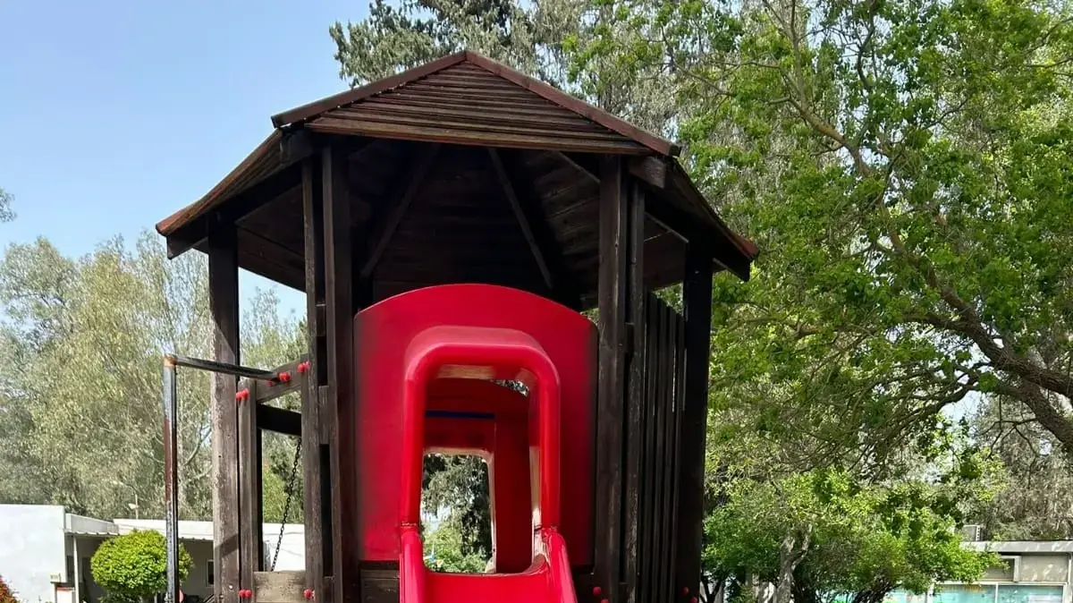 רסיס מיירט נפל בגן משחקים בנאות מרדכי. 22 באפריל 2024 רסיס מיירט נפל בגן משחקים בנאות מרדכי. 22 באפריל 2024