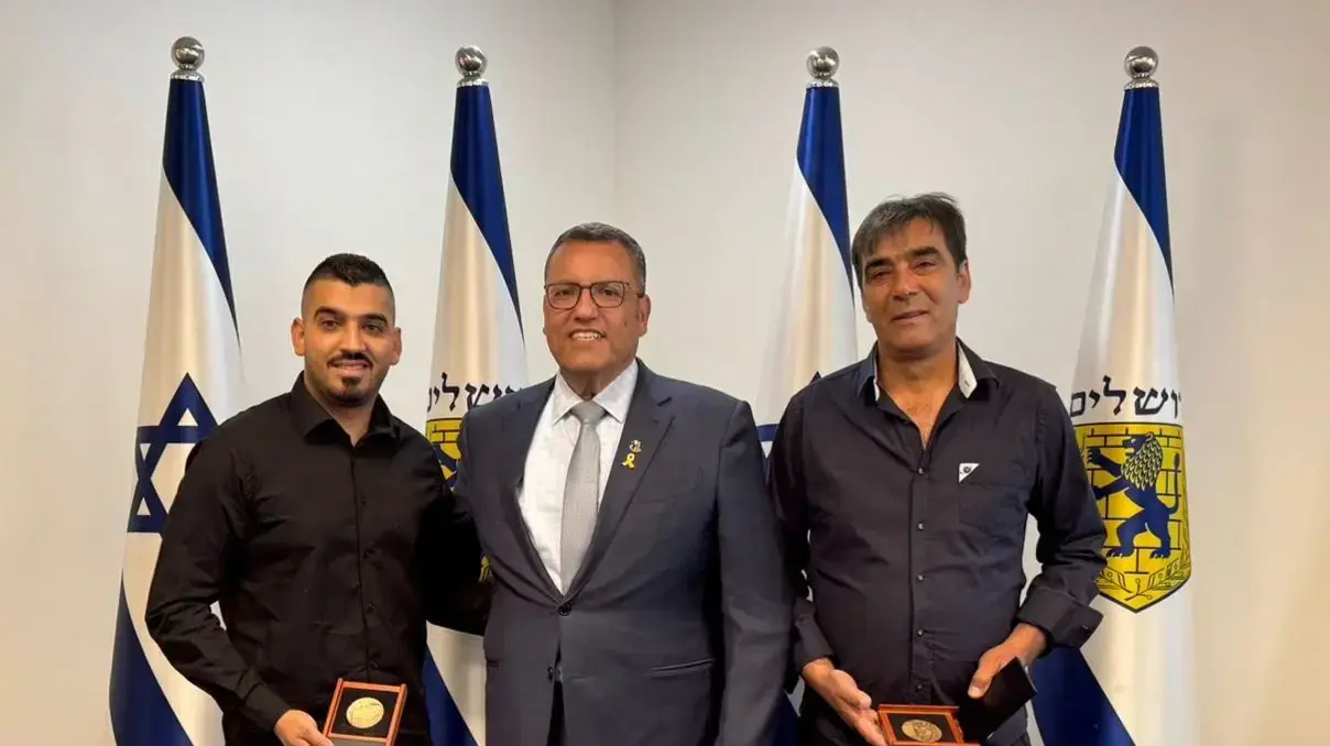 ראש עיריית ירושלים מעניק מדליות לראסם עסקר ובנו יחיא על פעולותיהם להצלת תושבי העיר בשריפה שפרצה