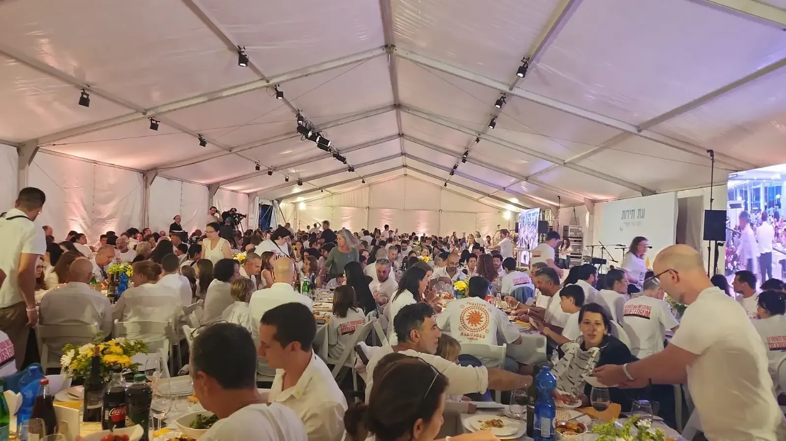 סדר פסח בכיכר החטופים בתל אביב סדר פסח בכיכר החטופים בתל אביב