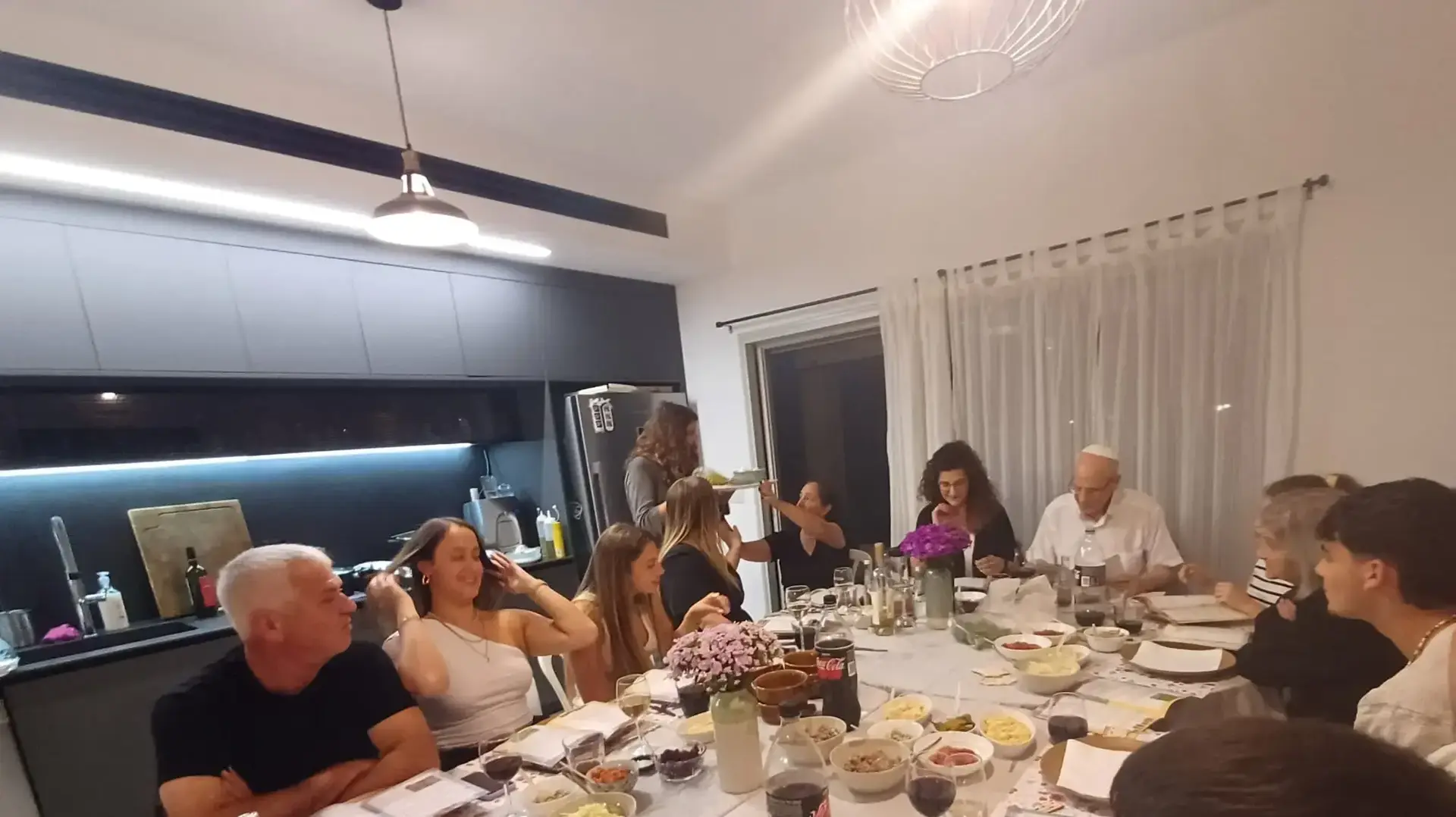 סדר בבית משפחת אבן צור במושב עמיר סדר בבית משפחת אבן צור במושב עמיר