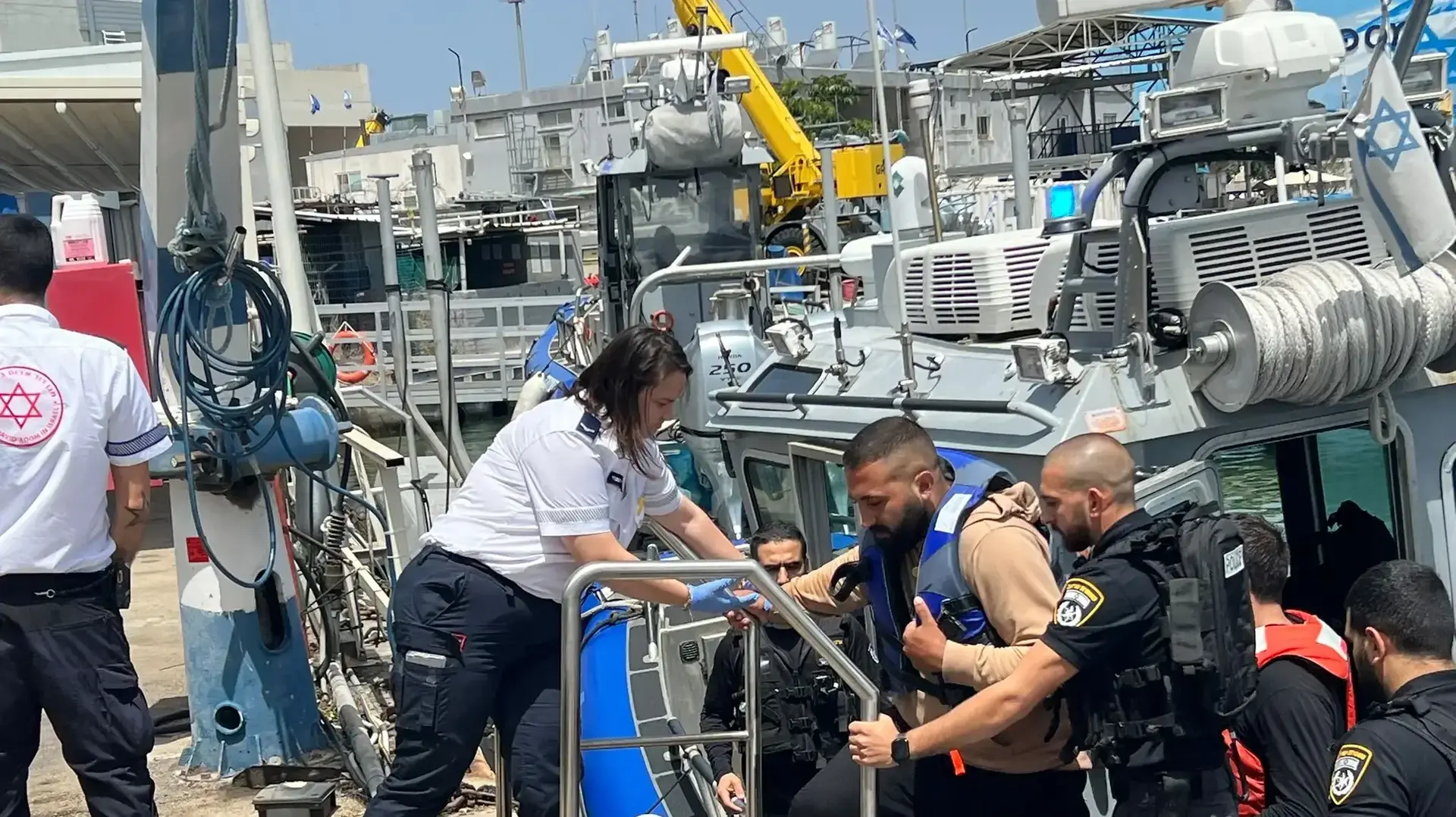התהפכו עם קייקים נסחפו ללב ים וחולצו על ידי שוטרי השיטור הימי של מחוז חוף . 24 באפריל 2024
התהפכו עם קייקים נסחפו ללב ים וחולצו על ידי שוטרי השיטור הימי של מחוז חוף . 24 באפריל 2024
