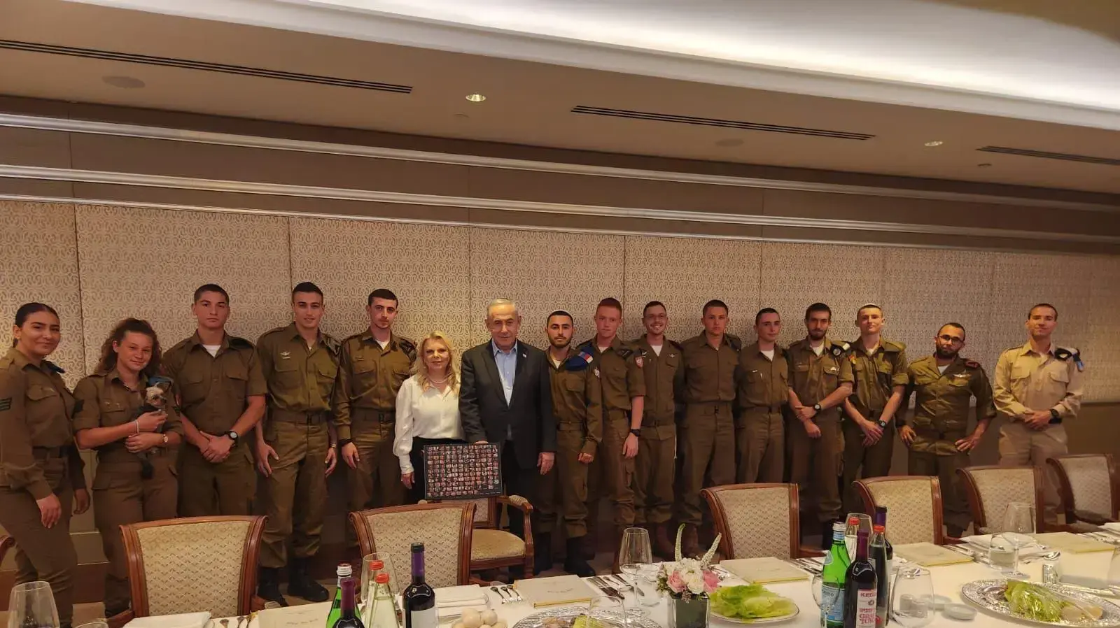 ראש הממשלה בנימין נתניהו פרסם תמונה שלו בליל הסדר במלון וולדורף אסטוריה יחד עם חיילים וחיילות בודדים.23 באפריל 2024 ראש הממשלה בנימין נתניהו פרסם תמונה שלו בליל הסדר במלון וולדורף אסטוריה יחד עם חיילים וחיילות בודדים.23 באפריל 2024