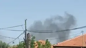 עשן שעולה מבית שנפגע באביבים.24באפריל 2024