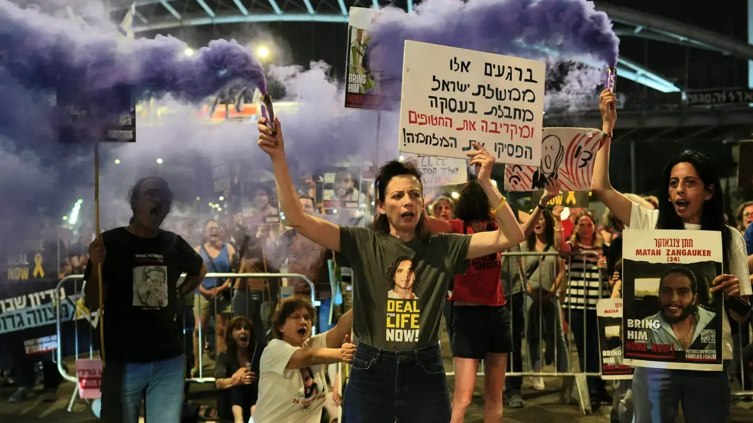 משפחות חטופים ופעילים למען שחרורם מפגינים מול שער בגין של הקריה משפחות חטופים ופעילים למען שחרורם מפגינים מול שער בגין של הקריה