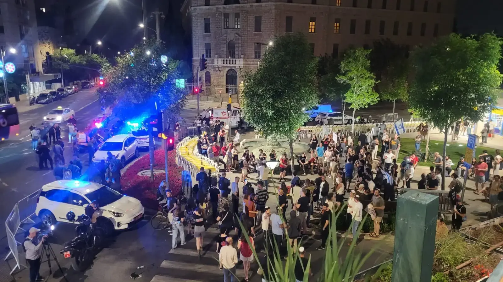 מחאה מול מעון רה"מ בירושלים בעקבות הסרטון של הירש גולדברג־פולין מחאה מול מעון רה"מ בירושלים בעקבות הסרטון של הירש גולדברג־פולין
