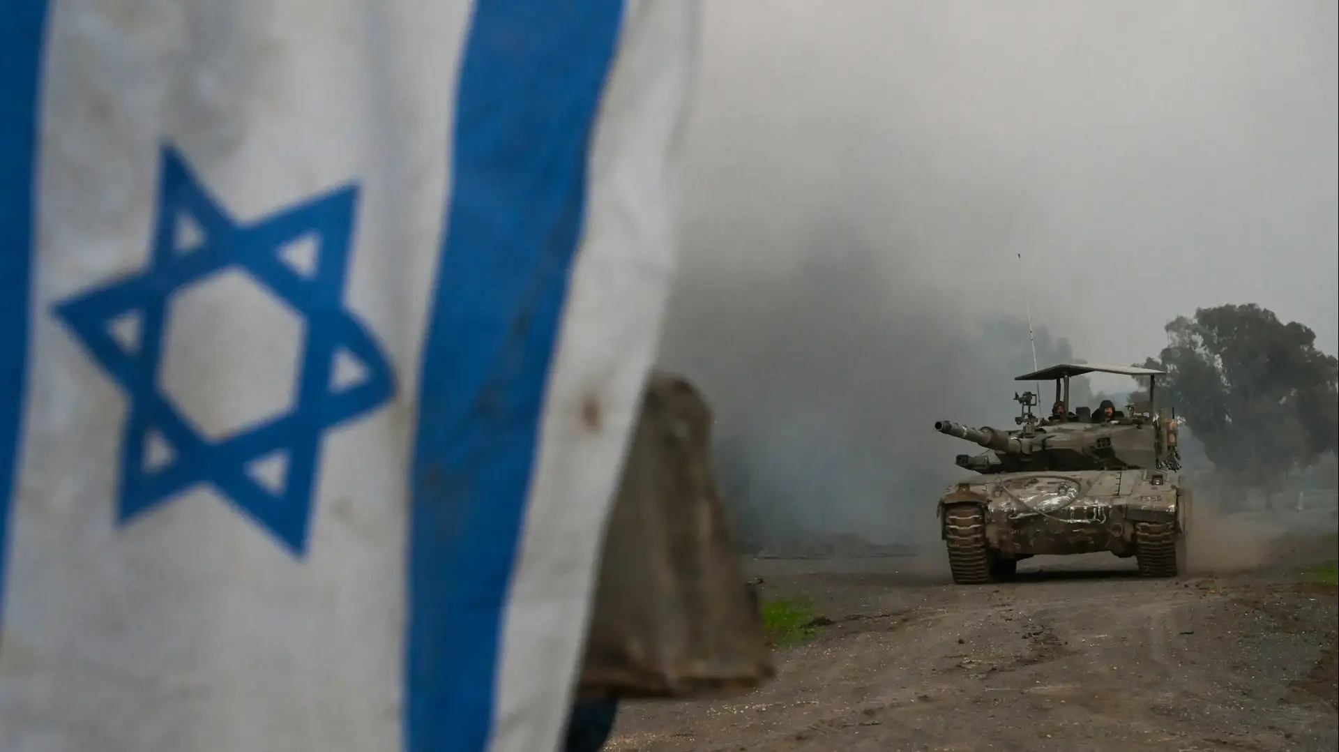 טנק בגבול הצפון לצד דגל ישראל טנק בגבול הצפון לצד דגל ישראל