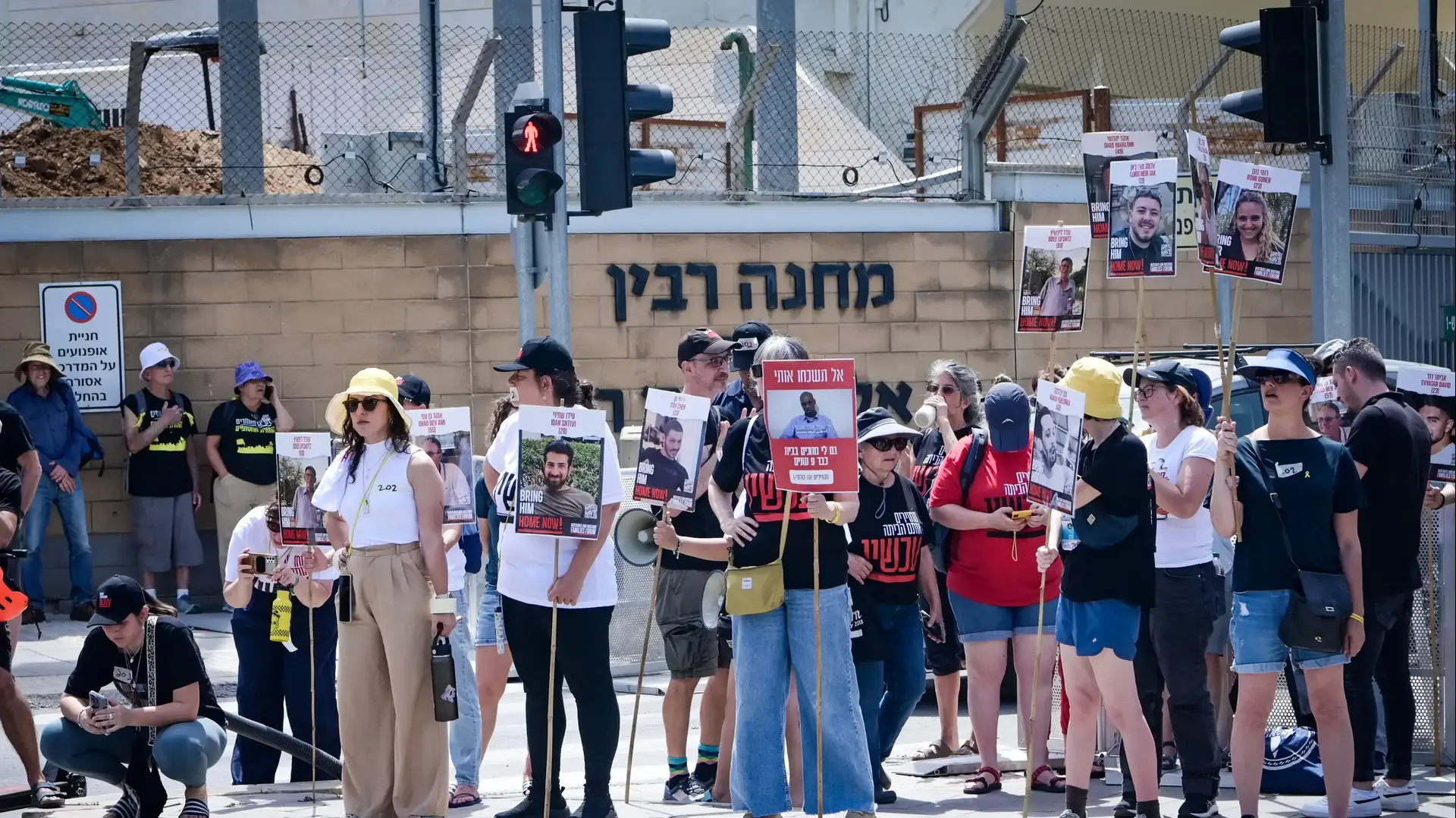 מיצג של משפחות החטופים מחוץ לדיון קבינט המלחמה בקרייה מיצג של משפחות החטופים מחוץ לדיון קבינט המלחמה בקרייה