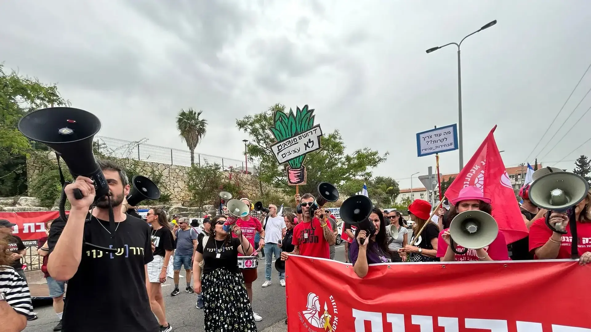 מפגינים ומפגינות מחוץ לביתו של השר גנץ קוראים לו לפרוש מהממשלה
26 באפריל 2024 מפגינים ומפגינות מחוץ לביתו של השר גנץ קוראים לו לפרוש מהממשלה
26 באפריל 2024