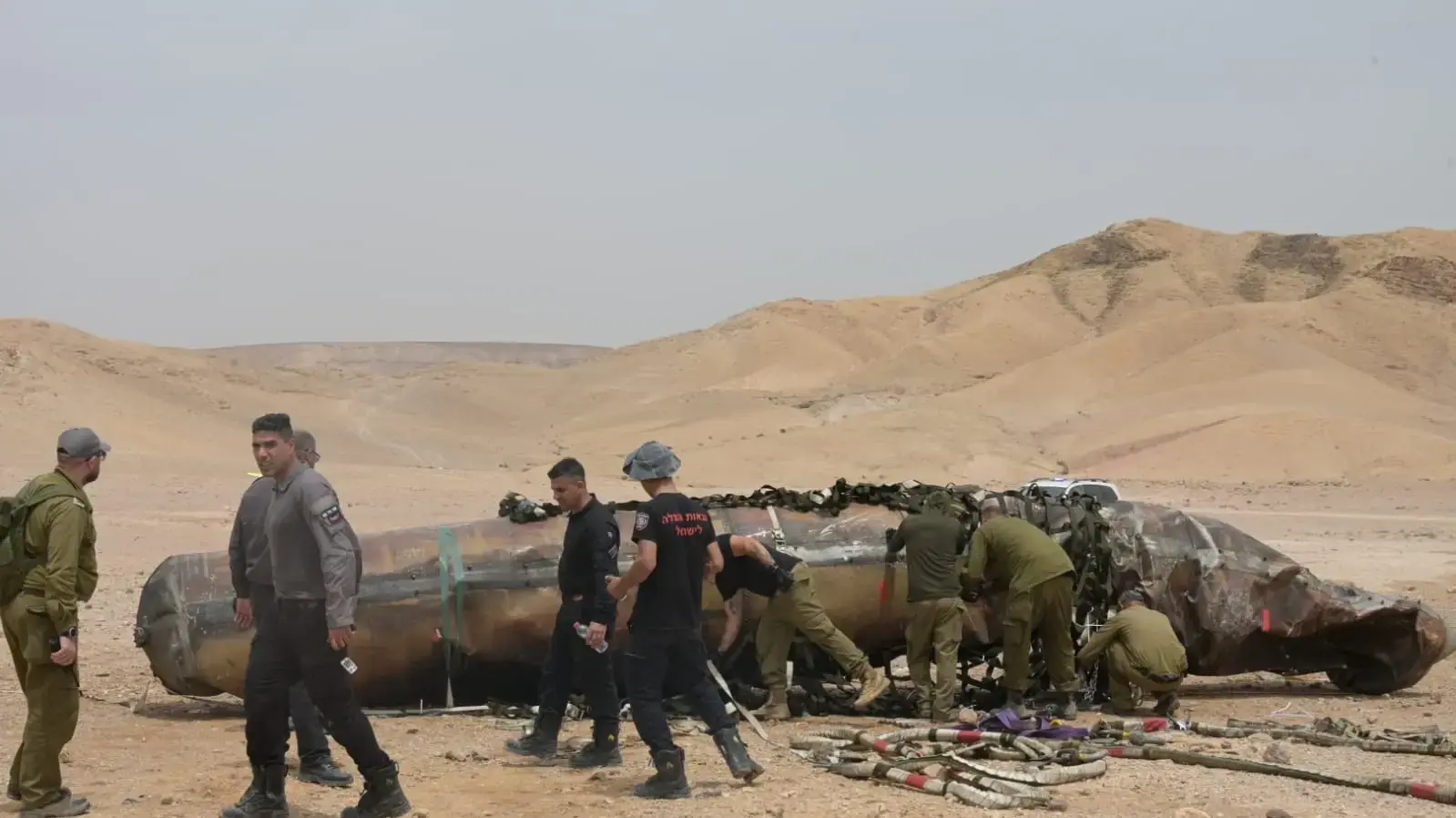 כוח צה"ל מפנה את נפל הטיל האיראני שנחת באזור ערד
26 באפריל 2024 כוח צה"ל מפנה את נפל הטיל האיראני שנחת באזור ערד
26 באפריל 2024