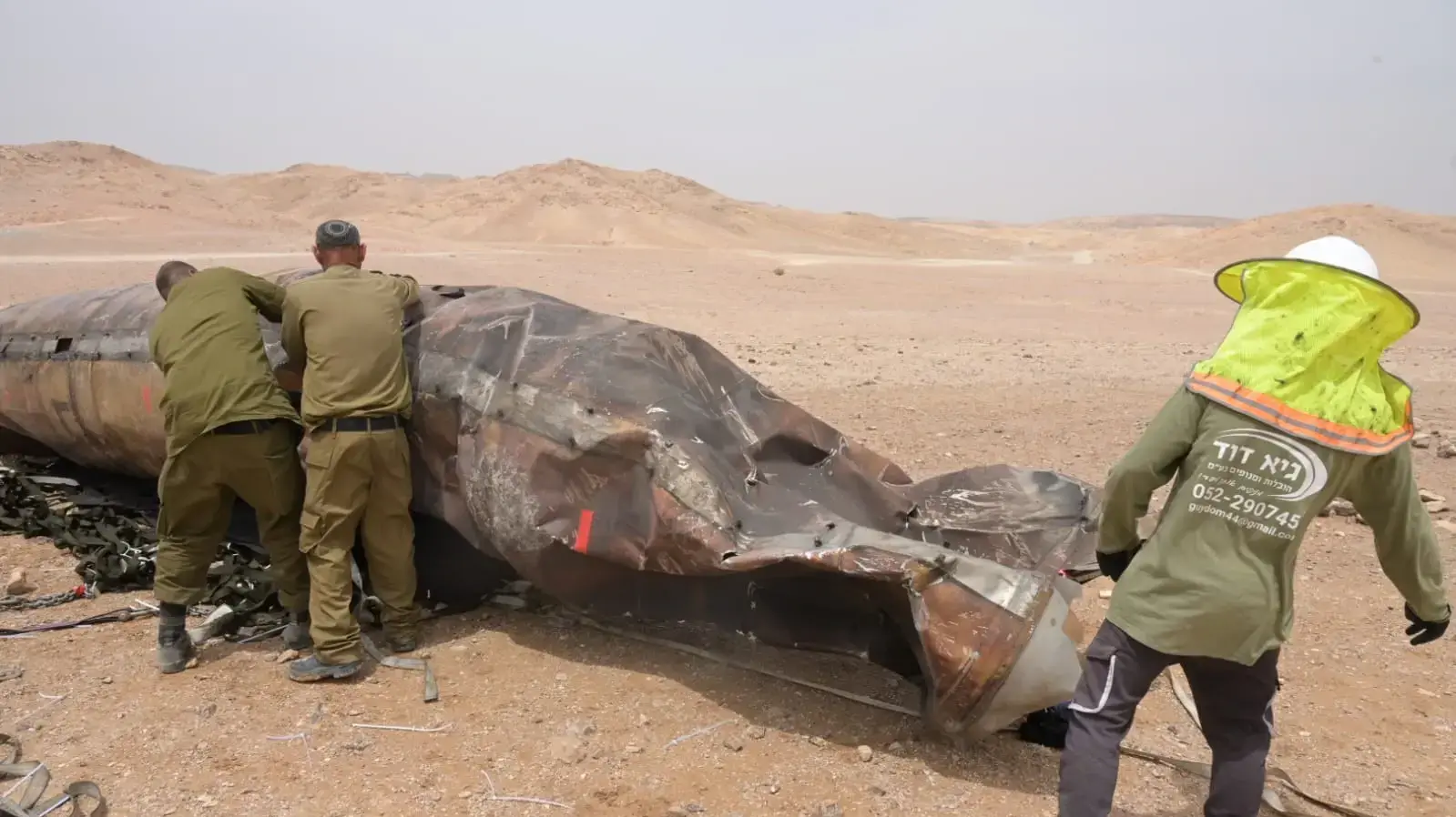 כוח צה"ל מפנה את נפל הטיל האיראני שנחת באזור ערד
26 באפריל 2024 כוח צה"ל מפנה את נפל הטיל האיראני שנחת באזור ערד
26 באפריל 2024