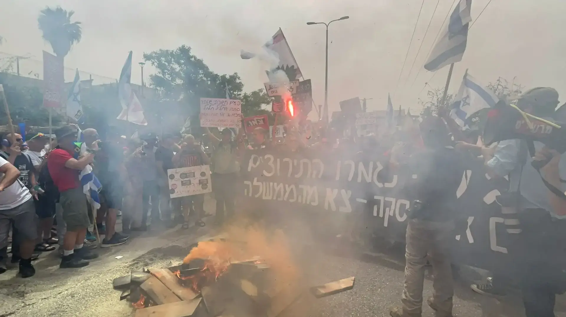 מפגינים ומפגינות מחוץ לביתו של השר גנץ קוראים לו לפרוש מהממשלה
26 באפריל 2024 מפגינים ומפגינות מחוץ לביתו של השר גנץ קוראים לו לפרוש מהממשלה
26 באפריל 2024