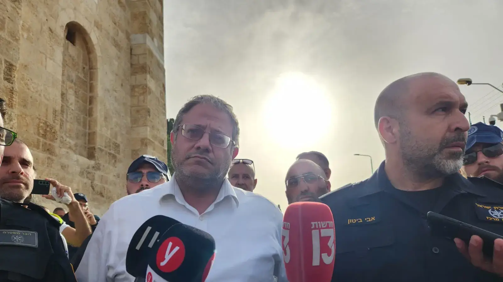 השר בן גביר ומפקד מחוז מרכז ניצב אבי ביטון בזירת הפיגוע ברמלה , 26 באפריל 2024 השר בן גביר ומפקד מחוז מרכז ניצב אבי ביטון בזירת הפיגוע ברמלה , 26 באפריל 2024