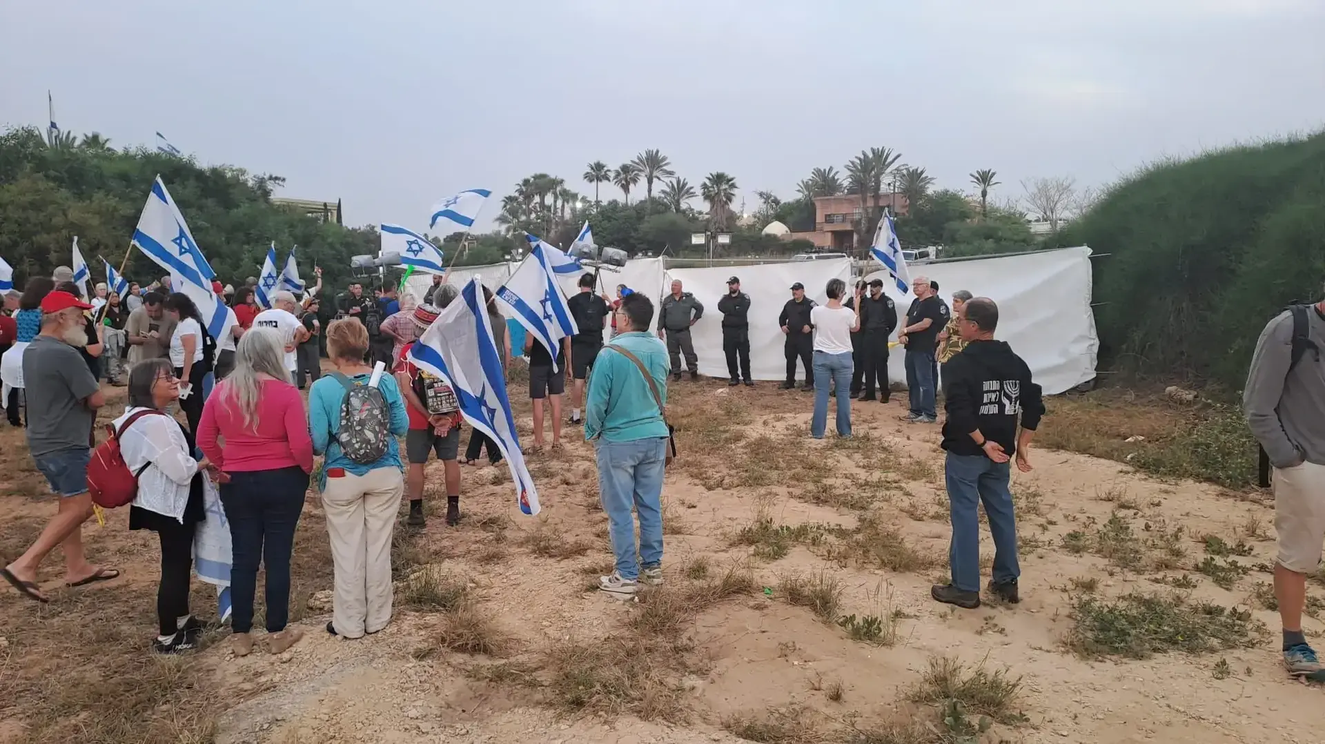 יריעת בד שנתלתה סביב מעון ראש הממשלה 
