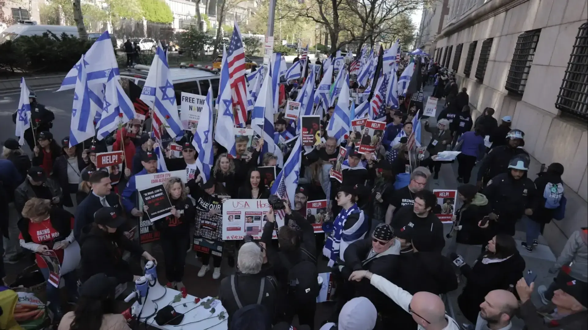 מחאת משפחות החטופים מול אוניברסיטת קולומביה בניו יורק מחאת משפחות החטופים מול אוניברסיטת קולומביה בניו יורק