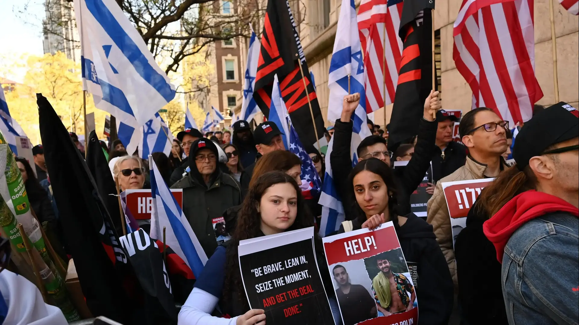 מחאת משפחות החטופים מול אוניברסיטת קולומביה בניו יורק