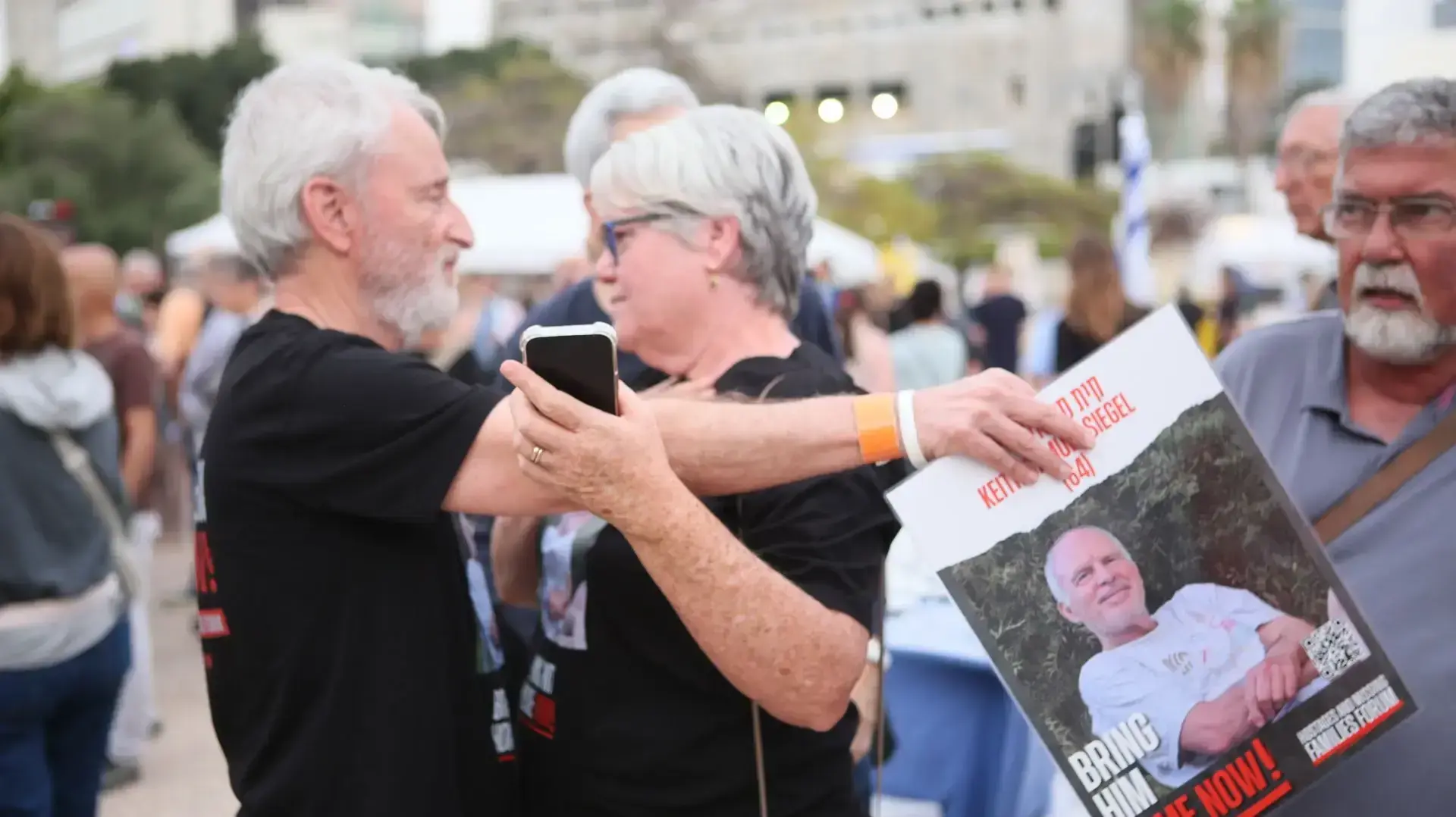 קרובים של קית סיגל בכיכר החטופים זמן קצר לאחר פרסום סרטון שלו בשבי החמאס קרובים של קית סיגל בכיכר החטופים זמן קצר לאחר פרסום סרטון שלו בשבי החמאס