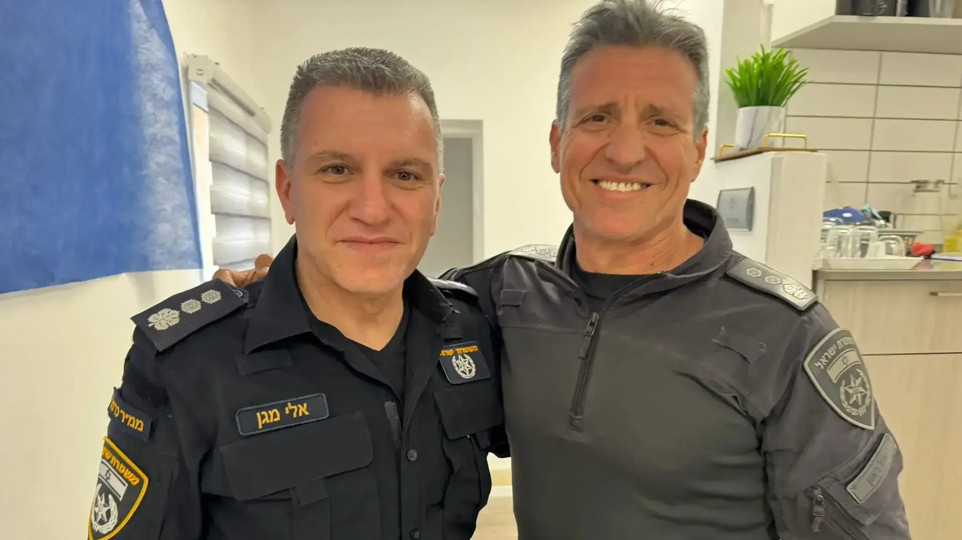 ניצב משנה אלי מגן עם מחליפו נצ"מ איל ראון ניצב משנה אלי מגן עם מחליפו נצ"מ איל ראון