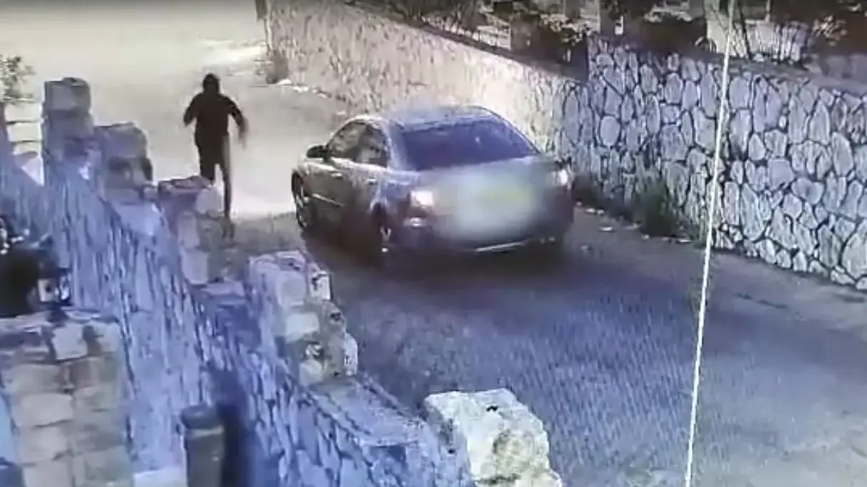 הנהג נמלט מזירת הירי בסכנין לאחר שרכב המילוט נכבה הנהג נמלט מזירת הירי בסכנין לאחר שרכב המילוט נכבה