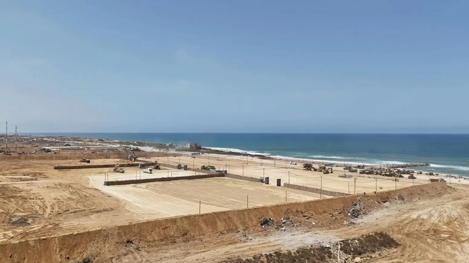 הכנות ברצועת עזה להקמת הרציף הימי, אפריל 2024 הכנות ברצועת עזה להקמת הרציף הימי, אפריל 2024